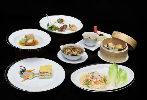 ▲六福旅遊集團「海之鮮旬味-台灣夏語」以粵菜烹調手法與台灣在地料理作結合，將特產海鮮與在地小農鮮蔬融入桌菜與套餐中。(圖/六福旅遊集團提供)