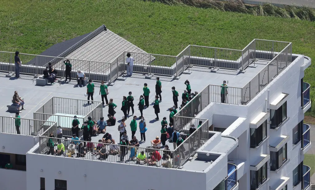 ▲俄羅斯堪察加半島近海規模8.8強震，日本太平洋沿岸有海嘯來襲。圖為千葉縣民眾在高處避難。（圖／美聯社／達志影像）