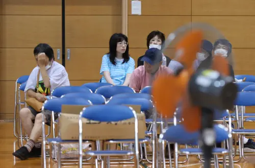 ▲俄羅斯堪察加半島近海規模8.8強震,日本多地發出海嘯警報,民眾紛紛避難。圖為千葉縣民眾撤離至一所中學避難。(圖/美聯社/達志影像) ▲俄羅斯堪察加半島近海規模8.8強震,日本多地發出海嘯警報,民眾紛紛避難。圖為千葉縣民眾撤離至一所中學避難。(圖/美聯社/達志影像)