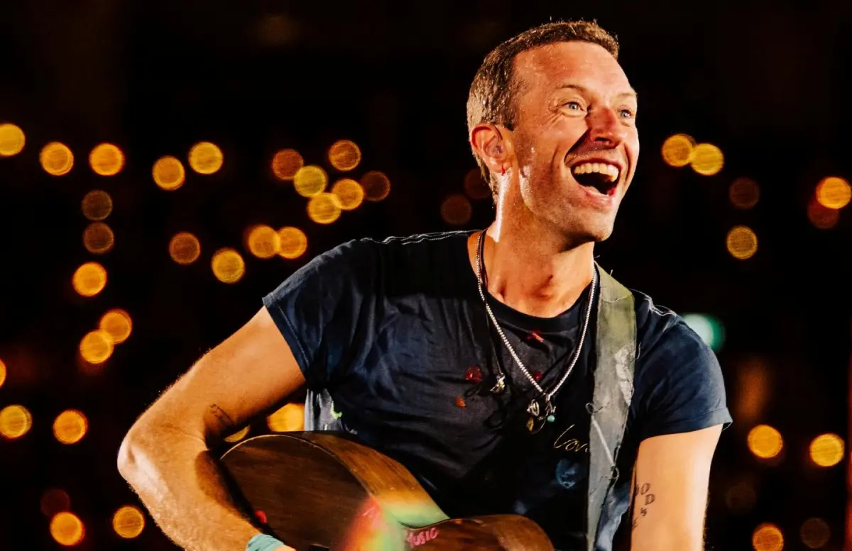 ▲Coldplay日前在波士頓開唱，親吻鏡頭意外抓包美國公司CEO與人力總監的偷情現場，兩人婚外情曝光後，不只辭掉工作，就連家庭都疑似出問題，千萬身價全毀。而近日，傳出偷情CEO將向主唱克里斯·馬汀（如圖）提告，指責主唱隨意開外遇玩笑，讓他變成迷因。（圖／Coldplay FB）