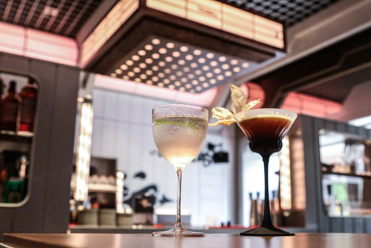 ▲信義區Dream Plaza開幕台北最潮餐酒館！「瑪黑餐酒」第三家概念式餐酒館Transit，汲取地鐵站靈感打造微醺列車，開吃波士頓龍細扁麵搭配巴黎地鐵站氛圍的特色調酒、立飲Chill到凌晨。（圖／記者朱永強攝）