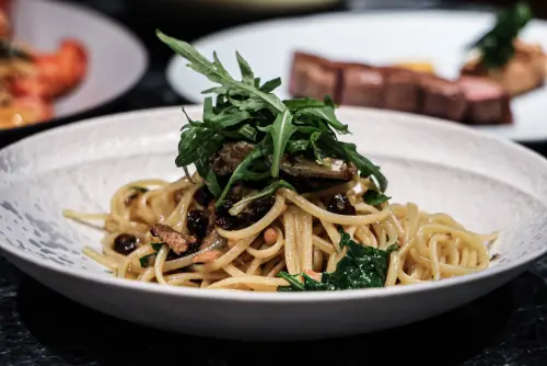 ▲「沙丁魚細扁麵｜松子｜芝麻葉」580元。（圖／記者朱永強攝）