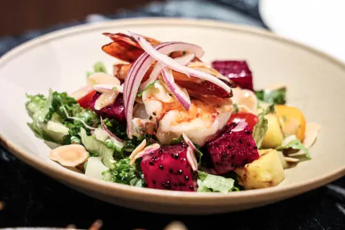 ▲「爐烤海虎蝦｜羽衣甘藍｜季節水果｜胡麻柚子醬」280元。（圖／記者朱永強攝）