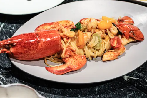 ▲Transit「波士頓龍蝦細扁麵｜彩色番茄｜羅勒」半份980元／整份1880元。（圖／記者朱永強攝）