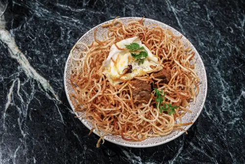 ▲「勃艮第紅酒燉牛肉｜炸馬鈴薯絲｜水波蛋｜紅咖哩」420元。（圖／記者朱永強攝）