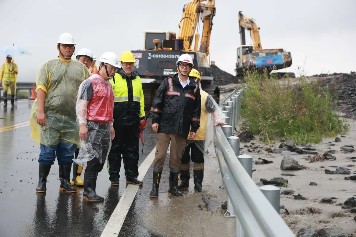 ▲連日豪雨，造成高雄市山區多處土石流警戒區升級，市長陳其邁今天趕往六龜地區，實際瞭解橋梁、邊坡與防災整備情況。(圖／高市府提供）