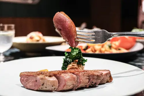 ▲「熟成鴨胸｜杏桃｜羽衣甘藍｜柳橙醬汁」980元。（圖／記者朱永強攝）