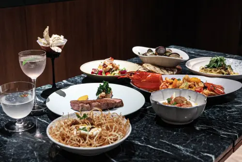 ▲帶有神秘巴黎夜景的「幽潭 Wane」點綴玉蘭花、無酒精Mocktail「銀針白茶」。（圖／記者朱永強攝）