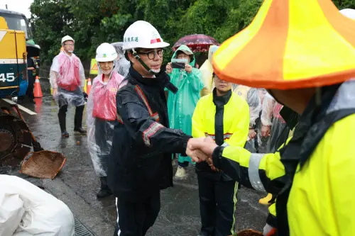 ▲陳其邁也準備飲品慰勞現場搶修與巡查人員,感謝他們的辛勞。他也提醒市民朋友及工作人員務必嚴防落石、土石流等災情,注意安全。(圖/高市府提供) ▲陳其邁也準備飲品慰勞現場搶修與巡查人員,感謝他們的辛勞。他也提醒市民朋友及工作人員務必嚴防落石、土石流等災情,注意安全。(圖/高市府提供)