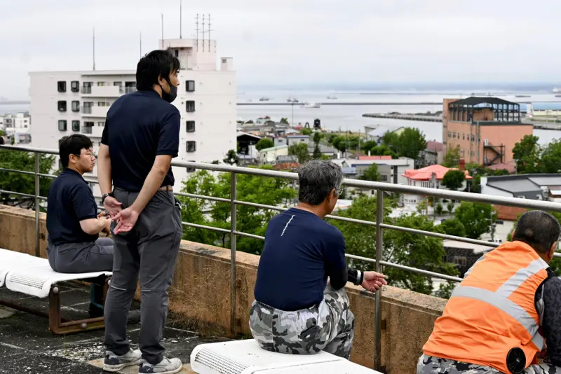 ▲北海道釧路市發布了海嘯警報,民眾撤離至高地,面向大海。(圖/美聯社/達志影像)