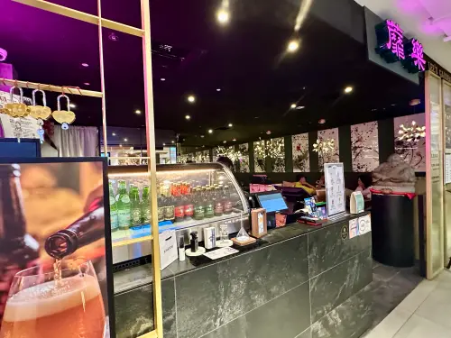 ▲店內設置充滿濃情愛意的「情人鎖牆」，邀請戀人寫下愛語、鎖上回憶，可以將兩人的美好回憶永存。（圖／記者陳美嘉攝，2025.07.30）