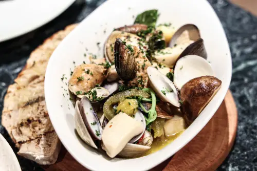 ▲「蛤蠣｜野菇｜義式香腸｜佛卡夏」320元。（圖／記者朱永強攝）