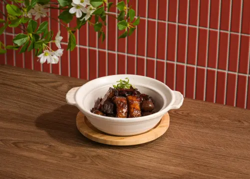 ▲「陸海空紅燒肉」是將紅燒肉再加入乾魷魚提鮮。（圖／鄧師傅提供）