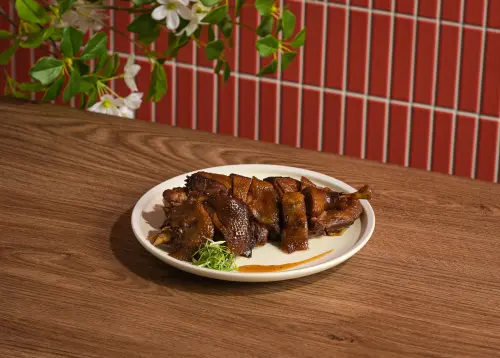 ▲「橙香冰糖醬鴨」屬於眷村風味的手路菜。（圖／鄧師傅提供）