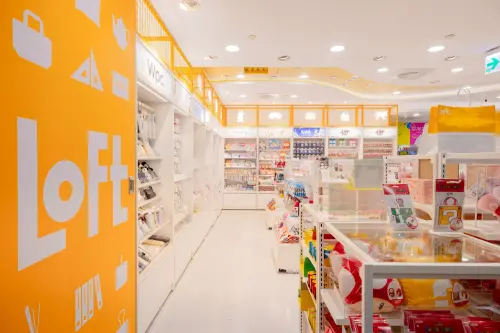 ▲店內天花板造型採用局部內凹設計，漸層色系延伸至超商門市區域，加強雙方門市空間整體性與連結度。（圖／7-11提供）