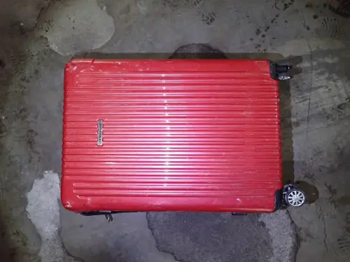 新莊箱屍急需指認!警公布死者蜘蛛刺青、「空姐最愛行李箱」照片 ▲這款裝有死者的27吋紅色行李箱,是美國品牌「CENTURION」百夫長,號稱「空姐最愛行李箱」。(圖/新莊分局提供)