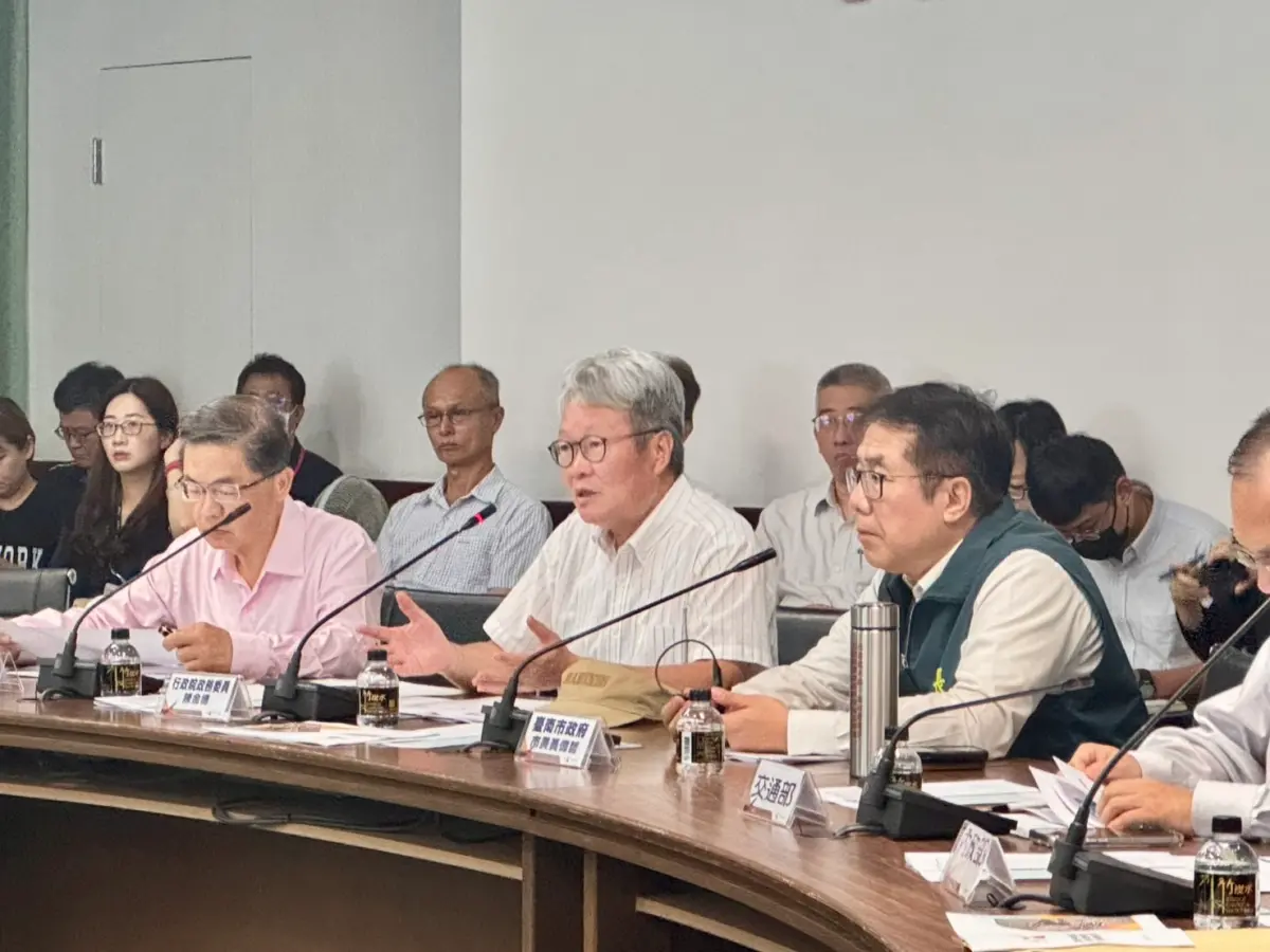 ▲陳金德宣布，即日起至8月17日止，屋頂及外牆受損面積達20平方公尺以上之受災戶，若與前進指揮所媒合之廠商完成簽訂修繕契約書，行政院將加碼補助2萬元修繕尾款。（圖／行政院提供）