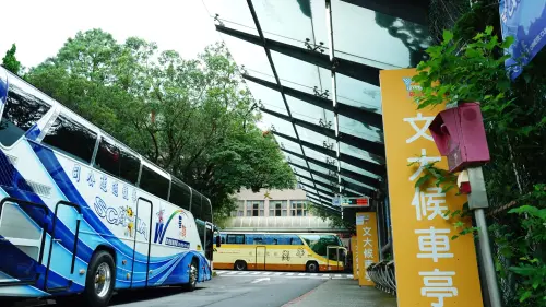 ▲未來在球場與排球場加蓋棚架式太陽能板後，不僅具備遮陽避雨功能，也可作為等候校車接駁的庇蔭空間，提升校園空間多元用途。（圖／翻攝畫面）