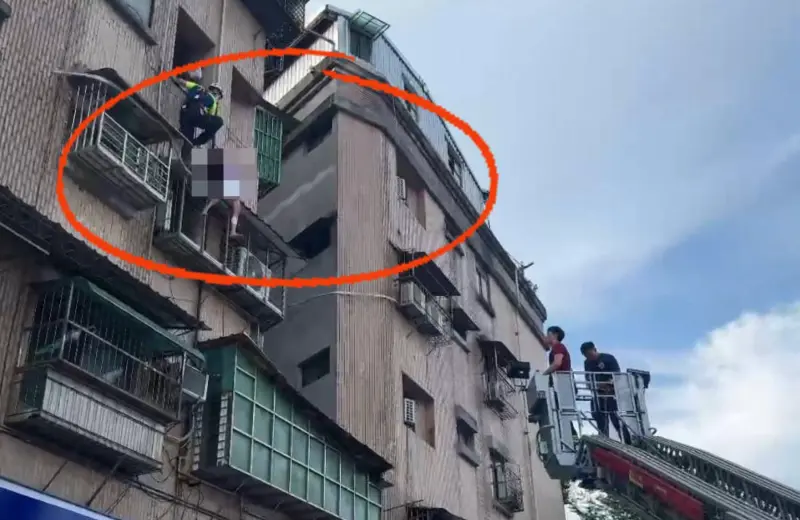 ▲ 基隆七堵30日發生一起墜樓意外，一名18歲女子因不明原因墜樓，消防人員鋪設氣墊、展開救援。（圖／翻攝畫面）