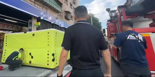 基隆七堵30日發生一起墜樓意外,一名18歲女子因不明原因墜樓,消防人員鋪設氣墊、展開救援。 ▲ 基隆七堵30日發生一起墜樓意外,一名18歲女子因不明原因墜樓,消防人員鋪設氣墊、展開救援。(圖/翻攝畫面)