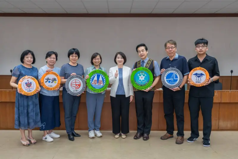 ▲縣長周春米於縣府主管會報中頒發「臺美生態學校認證」獎牌，公開表揚獲獎學校。（圖／屏東縣府提供）