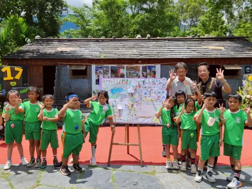 ▲長榮百合小學校長與臺美生態團隊。（圖／屏東縣府提供）
