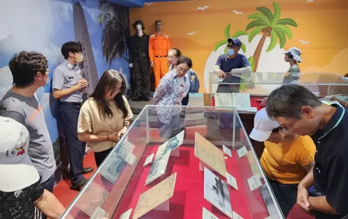 ▲海洋委員會海巡署南部分署舉辦海洋教師研習營活動，學員參觀海巡裝備的情形。(圖／海巡署南部分署提供)