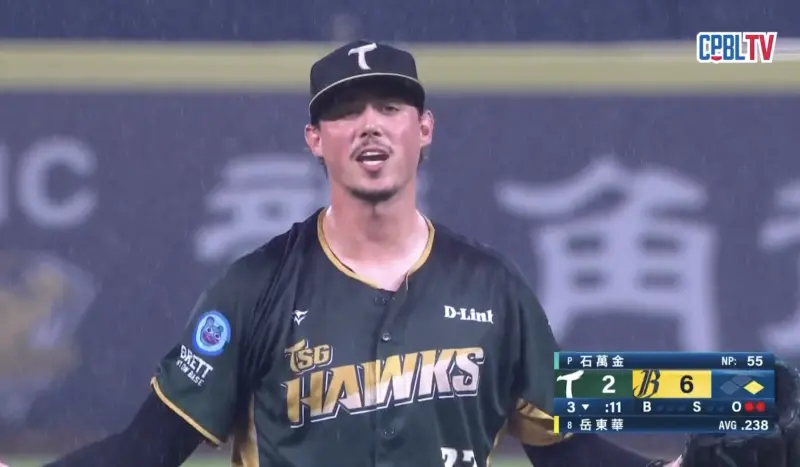 ▲台鋼雄鷹洋投石萬金被曾頌恩敲轟後，面對江坤宇投出觸身球，也引發兩邊板凳清空。（圖／截圖自CPBL TV）