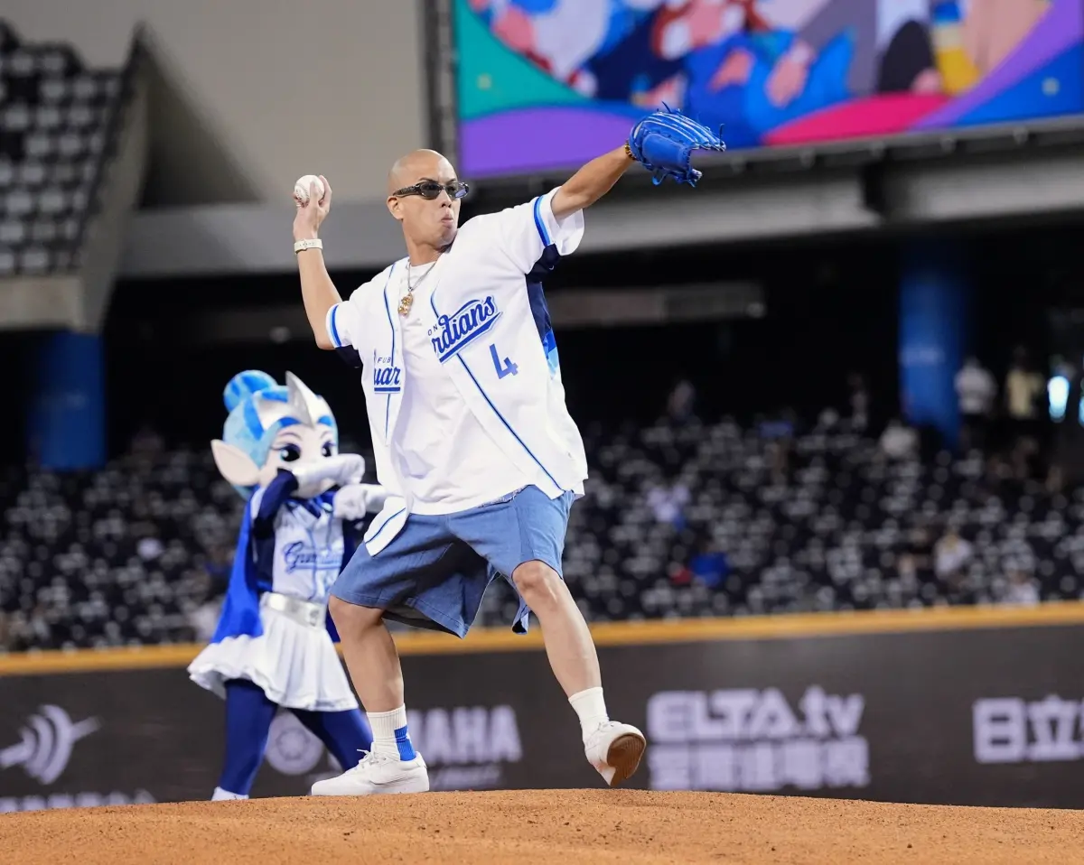 ▲今（30）日富邦悍將邀請新科金曲歌王呂士軒擔任「夏夜看球趣」主題活動的開球嘉賓。與大部分開球嘉賓不同，呂士軒這次直接站上投手丘進行開球儀式，提及這個挑戰投手丘的「大膽」決定呂士軒直言：「都已經站到這裡了，幹嘛不站到投手丘看看！」（圖／富邦悍將提供）