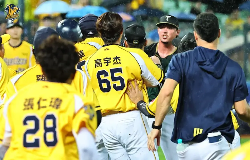 ▲台鋼雄鷹石萬金挨轟後，面對下一棒的江坤宇，投出觸身球，兩邊也清空板凳。（圖／中信兄弟提供）