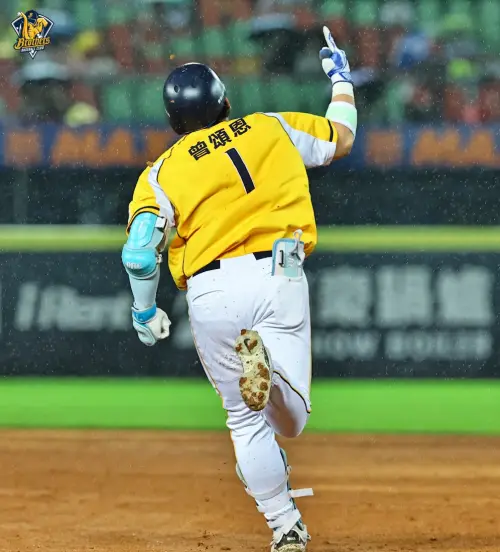 ▲隨後「魚住」曾頌恩再鎖定石萬金的第一顆球，敲出單局第2轟，同時也是他個人的本季首轟，瞬間將比分反超至6：2。（圖／中信兄弟提供）