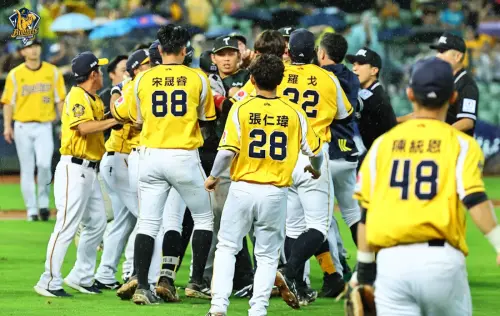 ▲台鋼雄鷹石萬金挨轟後，面對下一棒的江坤宇，投出觸身球，兩邊也清空板凳。（圖／中信兄弟提供）