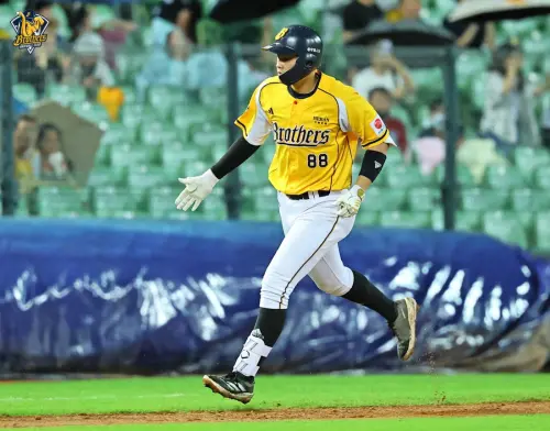 ▲宋晟睿在4局下鎖定石萬金一顆失投的變化球，小白球直飛向標桿，成功寫下連續三場開轟的紀錄。（圖／中信兄弟提供）