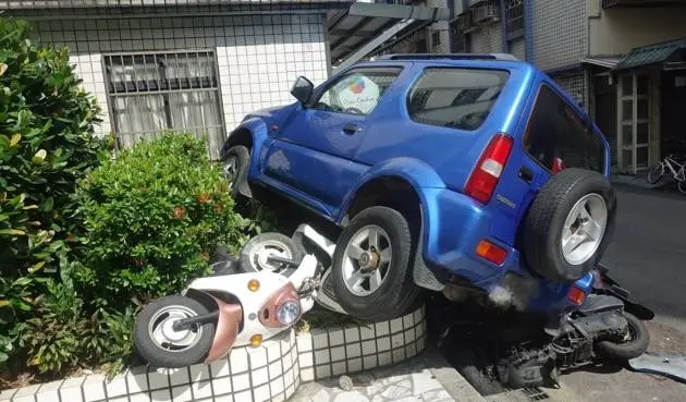 ▲ 桃園市壽昌街30日下午，有一名婦人駕駛吉普車失控撞向路邊機車，幸好無人傷亡。（圖／翻攝畫面）