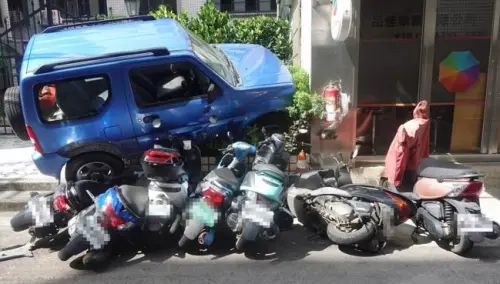 桃園市壽昌街30日下午,有一名婦人駕駛吉普車失控撞向路邊機車,幸好無人傷亡。 ▲ 桃園市壽昌街30日下午,有一名婦人駕駛吉普車失控撞向路邊機車,幸好無人傷亡。(圖/翻攝畫面)