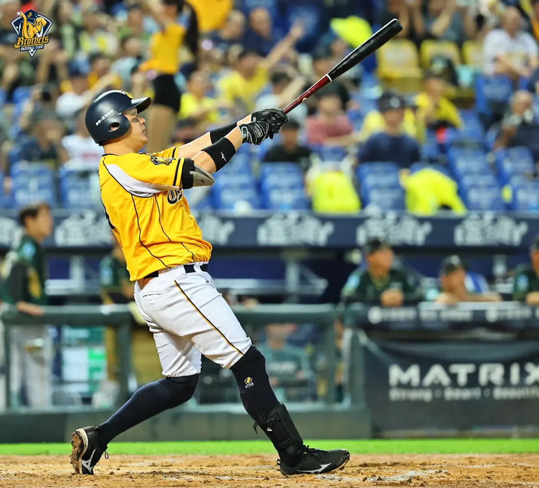 ▲前2局石萬金穩定壓制兄弟打線，3局下石萬金先是連續被擊出三支安打，在投出保送，遭遇滿壘危機。雄鷹投手教練喊暫停後，許基宏鎖定首球轟出個人生涯第4支滿貫砲。（圖／中信兄弟提供）