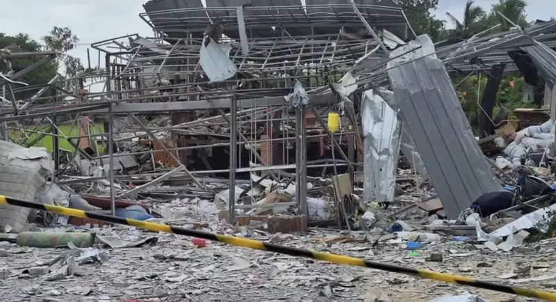 ▲泰國中部素攀府一間煙火工廠今（30）日上午發生猛烈爆炸。（圖／翻攝自臉書）