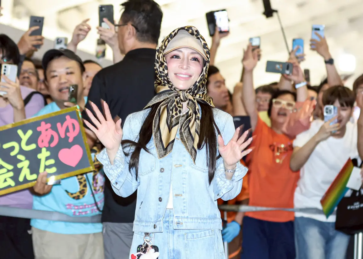 ▲日本天后濱崎步今（30）日搭機抵台，睽違17年再度舉辦專場演唱會，吸引上百粉絲接機應援。她現身桃園機場比愛心致意，雖然女神僅短暫停留機場約1分鐘，但離開後還更新限時動態向粉絲道歉並承諾互動，引發熱議。（圖／記者朱永強攝）