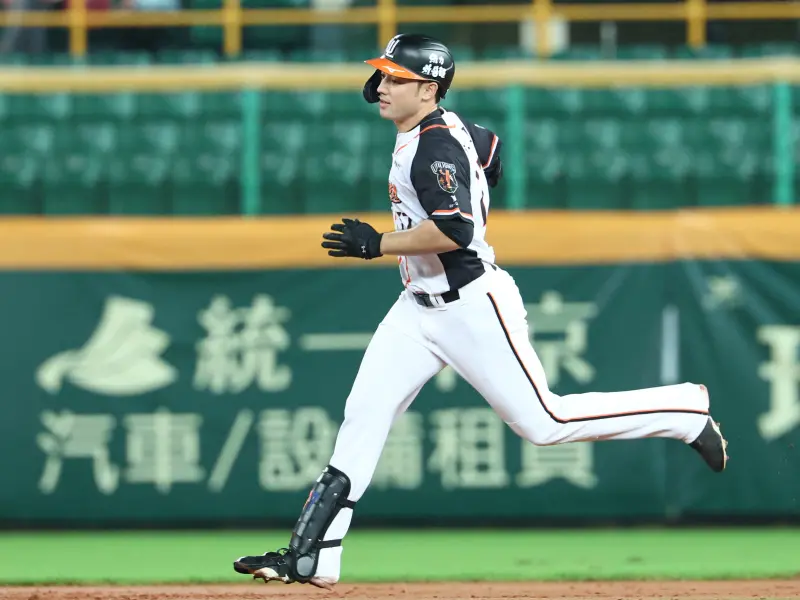 ▲獅隊主砲林安可在1局下轟出本季第19轟，只差暫居全壘打王的魔鷹一轟，同時成功獲選單場MVP。（圖／統一獅提供）