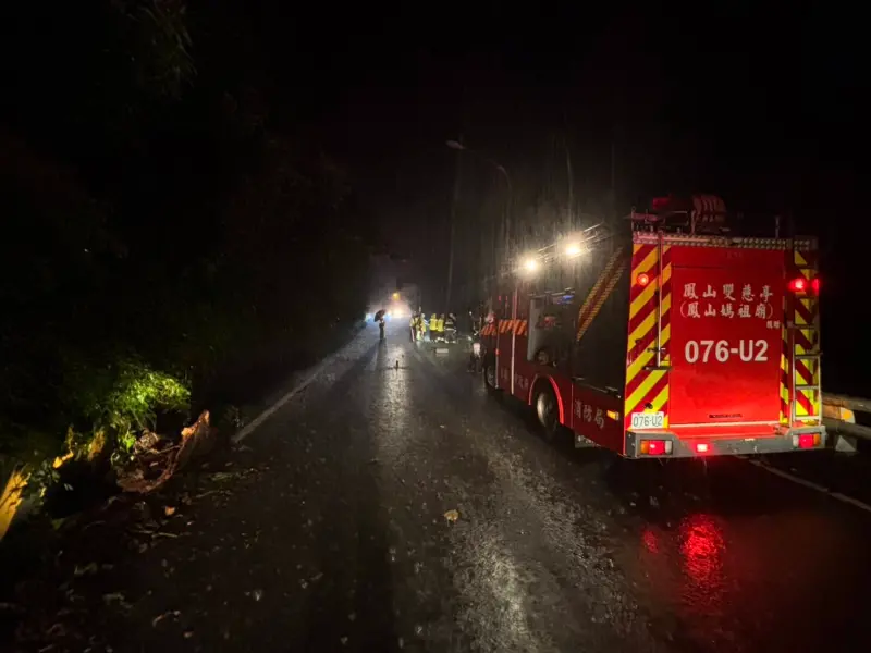 ▲ 高雄桃源區草水檢查哨附近今晚間9時25分左右，傳出有車輛疑似墜谷，高市消防局接獲通報後已立即出動救援人員前往搜救中。（圖／六龜分局提供）