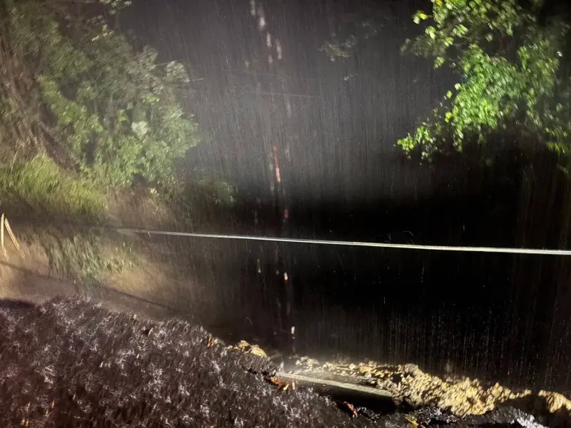 ▲ 高雄六龜山區下豪大雨，當地道路坍方。（圖／六龜分局提供