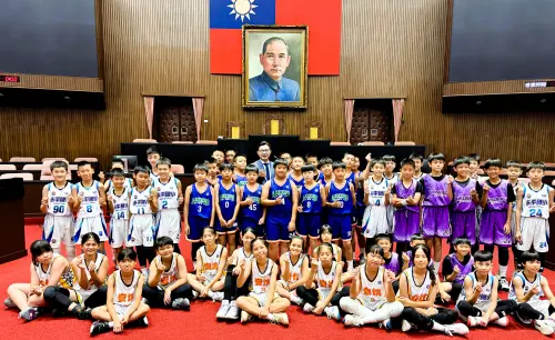 全國小學籃球聯賽8/1台中登場　江啟臣攜小球員進國會體驗公民課
