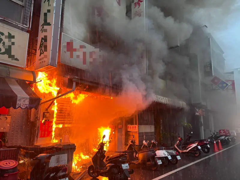 ▲台中市太平區中興路一家牛肉麵店發生火警。（圖／讀者提供，2025.07.31）
