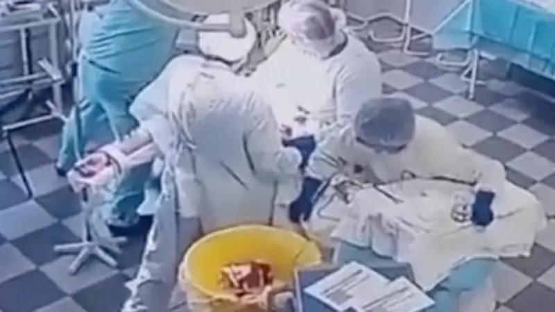 ▲俄羅斯堪察加半島外海30日發生規模8.8強震，當地一家醫院事發時正在進行手術，4位醫護面對強震臨危不亂，冷靜將手術完成。（圖／截取自影片）