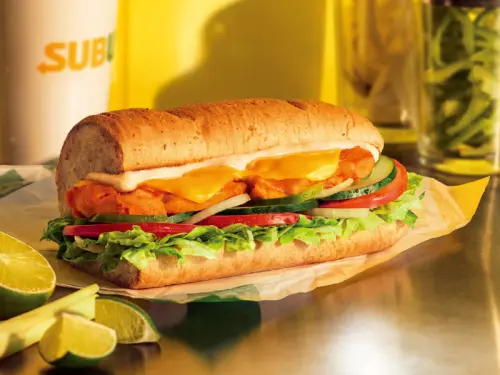▲SUBWAY「泰式檸檬雞潛艇堡」6吋150元 (台灣本島)、155元 (金門、澎湖)，12吋270元 (台灣本島)、279元 (金門、澎湖)。（圖／SUBWAY提供）