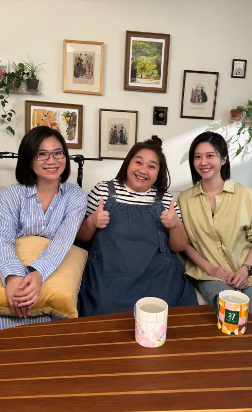 ▲鍾欣凌(中)坦言自己為了不被排擠,因此主動跳出來擔任學校主持人等工作。(圖/menomeno X 人類圖畫館提供) ▲鍾欣凌(中)坦言自己為了不被排擠,因此主動跳出來擔任學校主持人等工作。(圖/menomeno X 人類圖畫館提供)