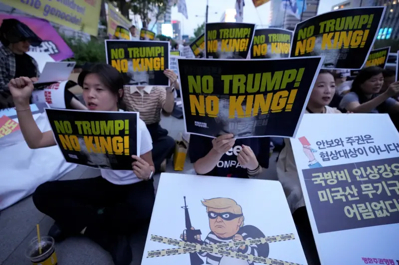 ▲韓國雖與美國川普政府達成貿易協議，關稅稅率定為15%，但反對黨和不少民眾都質疑，政府是否有讓步太多。圖為韓國街頭抗議民眾。（圖／美聯社／達志影像）