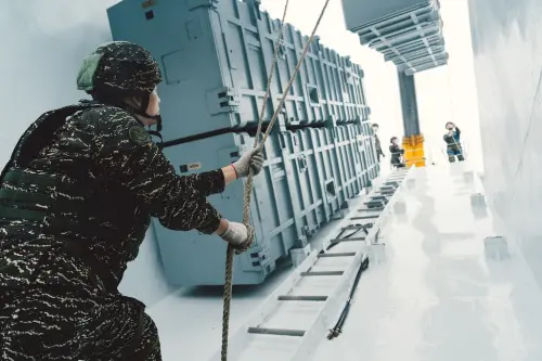 ▲海巡署「萬里艦」吊掛雄風反艦飛彈照片。（圖／軍聞社提供）