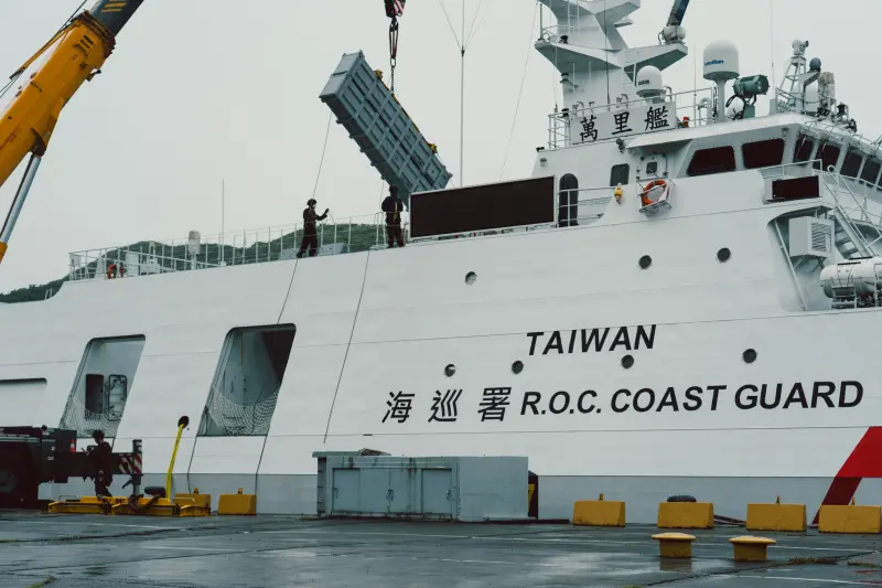 ▲海巡署「萬里艦」吊掛雄風反艦飛彈照片。（圖／海巡署提供）