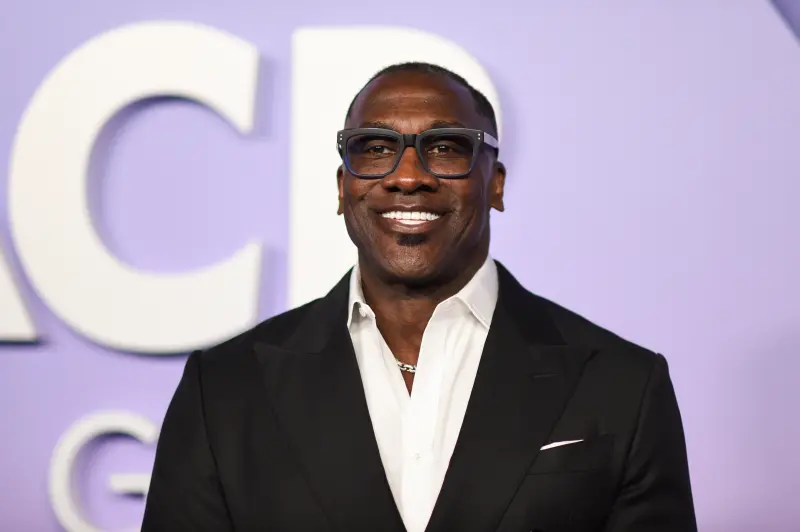 ▲前NFL球星夏普（Shannon Sharpe）在退役後成為球評，並以一句「Lakers In 5」風靡網路，成為今年最熱門的網路迷因，但今年4月夏普遭一名女子指控性侵，雖雙方已達成和解，夏普本人已否認罪行，但他還是遭到ESPN解雇。（圖／美聯社／達志影像）